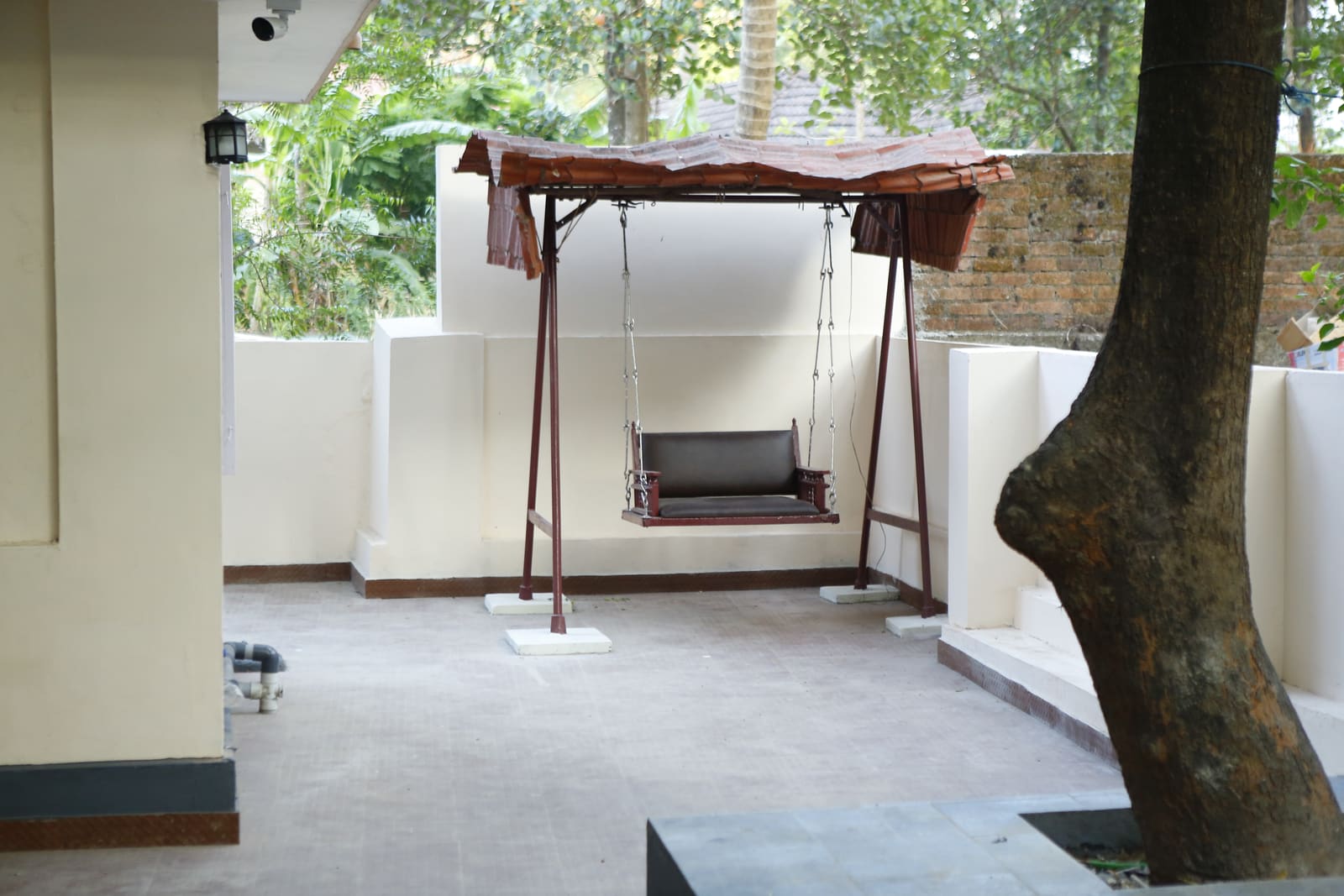 The swing under the tree